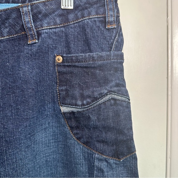 Azzure Y2K Cuffed Jean Capris. Size: 32. Dark Wash.
Low rise. Large cuffs. - Picture 4 of 8